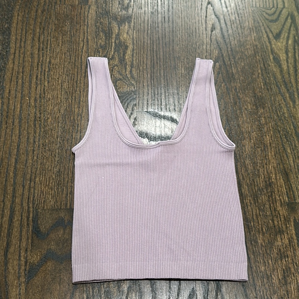 Dynamic Ribbed V-Neck Tank - Picture 2 of 3
